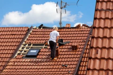 Worker on the roof Foto stock