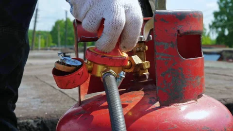 A worker s hands in gloves connecting a gas burner to a cylinder 스톡 동영상 154211759