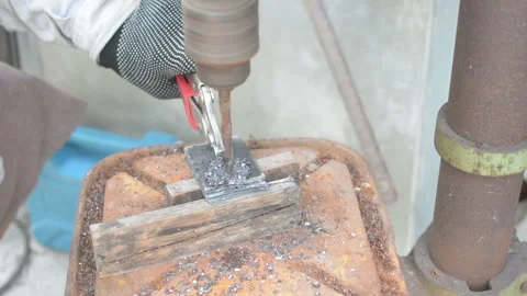 Worker' s hands using drill on steel Vídeos de archivo 201883248