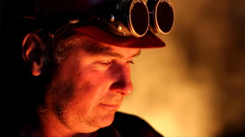Worker with safety goggles in a foundry Video stock 30432023