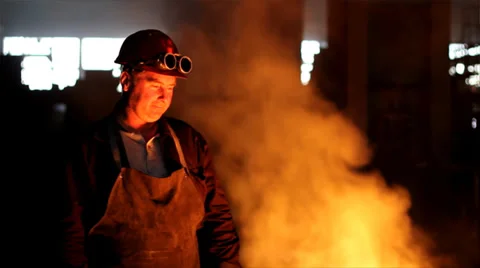 Worker with safety goggles in a foundry Vídeos de archivo