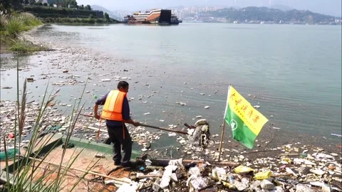 A Worker Salvages Floating Objects in the Yangtze River in Yichang, China 库存影片 254348631