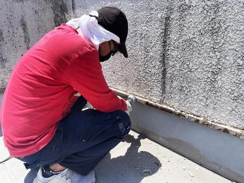 Worker sands the surface. cleans old paint Foto stock