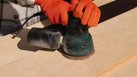 Worker sands wooden surface with random orbital sander Vídeos de archivo 335028077