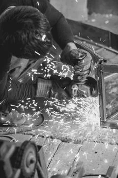Worker sawing the iron 库存照片