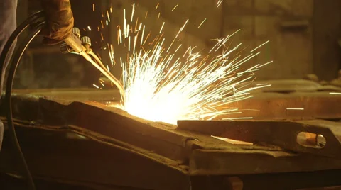 Worker sawing the metal Vidéo 33402834