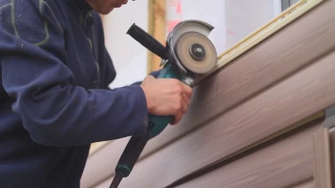 Worker sawing the plastic Stockbeeldmateriaal 80273600