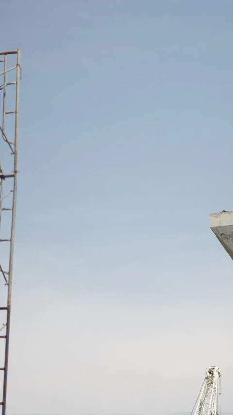 A worker on a scaffolding on a construction site Video stock 265572088