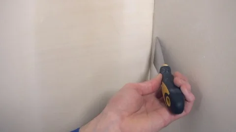 The worker scrapes wall Vídeo Stock 73099598