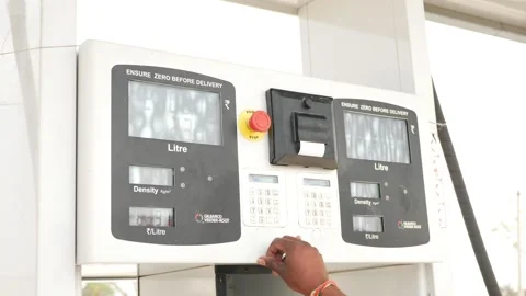 Worker setting reading of petrol to filled in vehicle Vídeo Stock 147677353