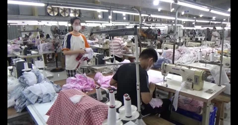 Worker sewing clothes in factory Vídeo Stock 292911710