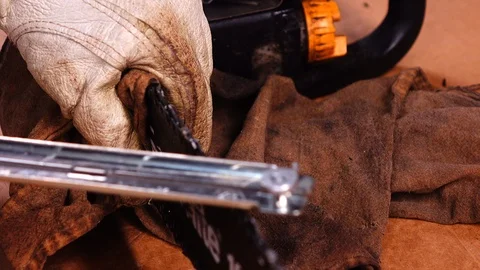 Worker Sharpening A Chainsaw Blade 動画素材 89945135