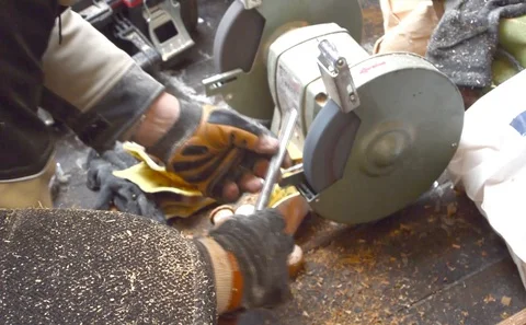 The worker sharpens the tool on an grinding wheel 库存影片 88950675