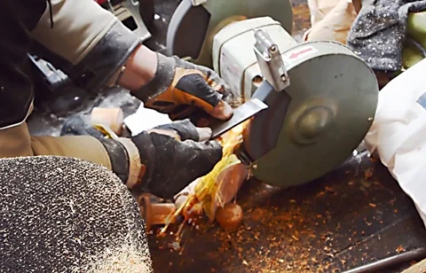 The worker sharpens the tool on an grinding wheel 库存影片 88950697