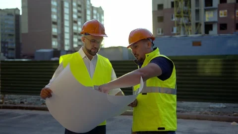 Worker shows to other how to do project work 스톡 동영상 157713952