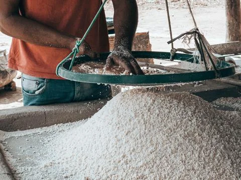 Worker sifting flour Foto stock