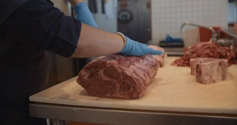 Worker Slicing Meat In Slow Motion Vídeo Stock 105340075