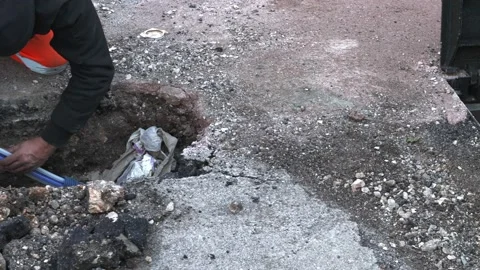 Worker slips fiber optic cables into underground corrugated pipe Vídeo Stock 172215953