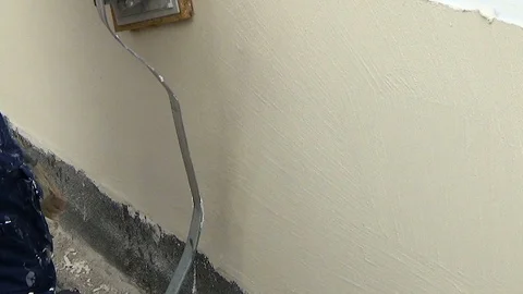 Worker with smash sponge spatula performs plaster up 動画素材 86660445