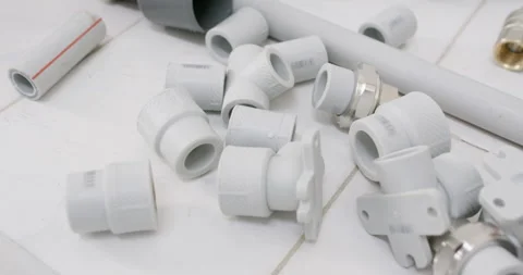 Worker sorts polypropylene couplings and stages adapters Stockbeeldmateriaal 322012067