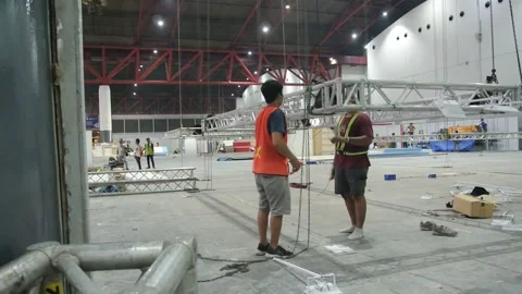 The worker is still working as a booth contractor at mining expo exhibition 스톡 동영상 285110442