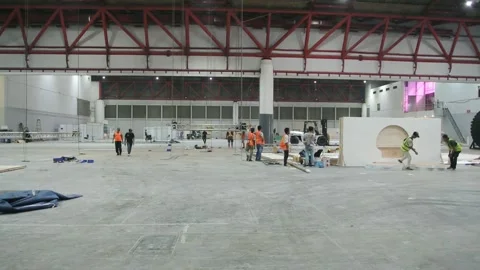 The worker is still working as a booth contractor at mining expo exhibition 스톡 동영상 285110470