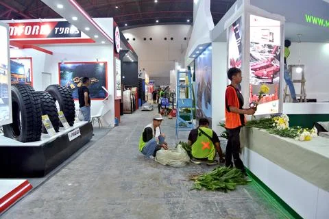 The worker is still working as a booth contractor at mining expo exhibition Foto stock