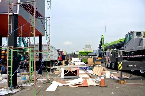 The worker is still working as a booth contractor at mining expo exhibition Foto stock