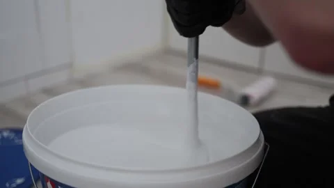 Worker stirring paint before renovation 스톡 동영상 335039921
