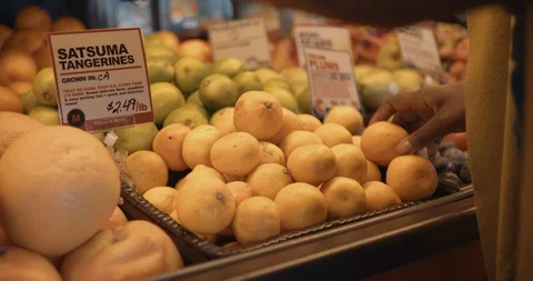 Worker Stocking Fruit In Slow Motion Vídeo Stock 105340062