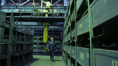 Worker in storage shop at machine works 库存影片 100333933
