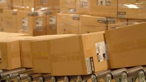 Worker takes Package from a Roller Conveyor / Factory, Warehouse Видео 131956683