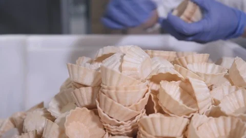 Worker takes waffles and puts baskets on top of each other Video stock 124892538