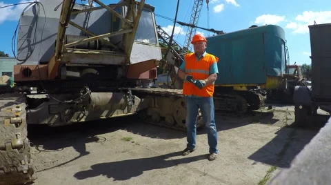 Worker talking on the phone about a caterpillar crane. 스톡 동영상 52251775
