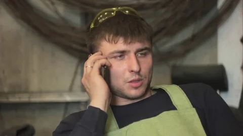 Worker talking on the phone Video stock 75072704