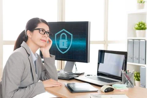 Worker thinking how to solve internet problem Stockfoto's