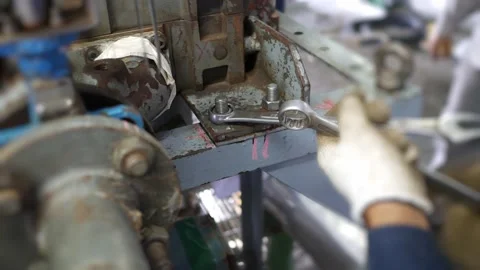 Worker to tighten bolt and nut pipeline 库存影片 164924659