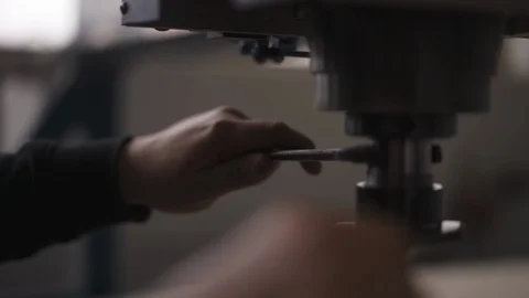 Worker is tighten the drill head of a Computer Numerical Control (CNC) 库存影片 111467989