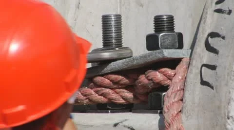 Worker tightening the screws Vídeo Stock 12140596