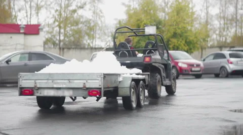 Worker transporting snow in the trailer Video stock 61346431