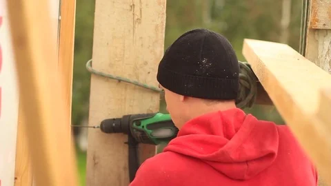 Worker twists screws Vidéo 79912851