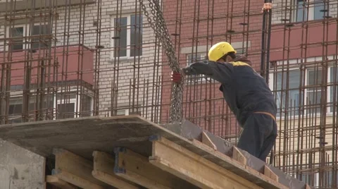 Worker unhooks crane slings. Stock Footage 55242708