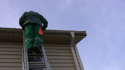 Worker in uniform climbing down the ladder Vídeo Stock 44638835