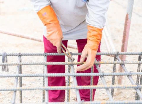 Worker use pliers bundle reinforcement deformed bar. Foto stock