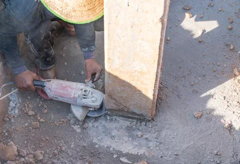 Worker use saw grinding machine cut foundation pile. Stock-Fotos