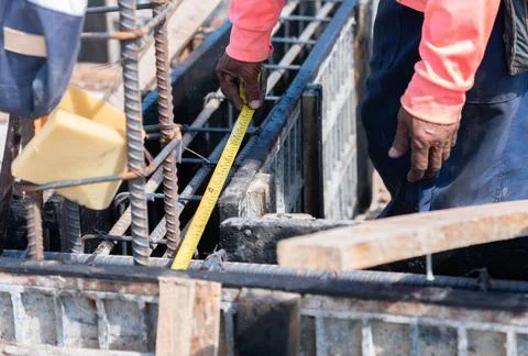 Worker use tape measure framework for pour cement Foto stock