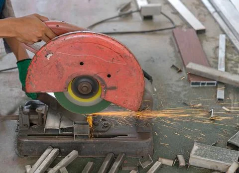 Worker used cutting machine to cut stainless steel. Foto stock