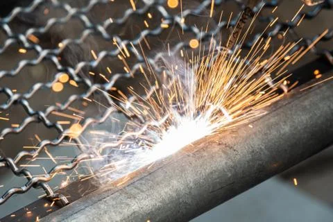 Worker used electric welding wire mesh to make bird cage. Foto stock