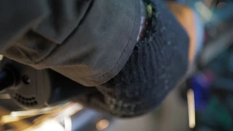A worker uses a angle grinder to cut a steel pipe. Vídeos de archivo 311759840