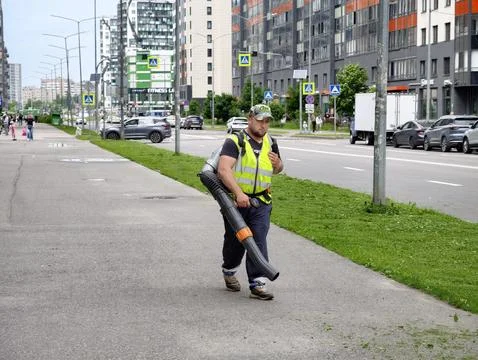 Worker uses a backpack blower 스톡 사진